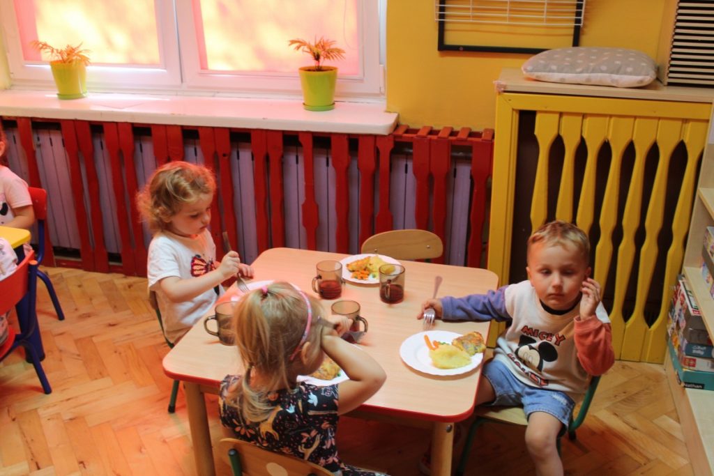 W oczekiwaniu na obiadek. Dzieci siedzą przy stoliku i czekają na posiłek