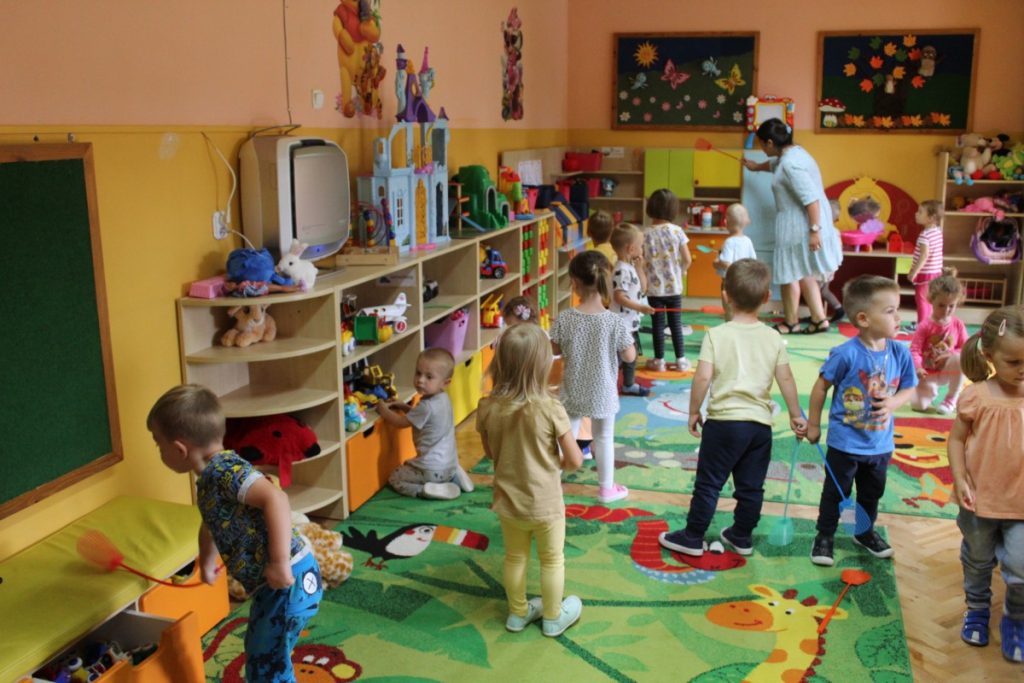 Szukamy kolorów. Dzieci łapkami do  much dotykają przedmiotów w sali w podanym kolorze 