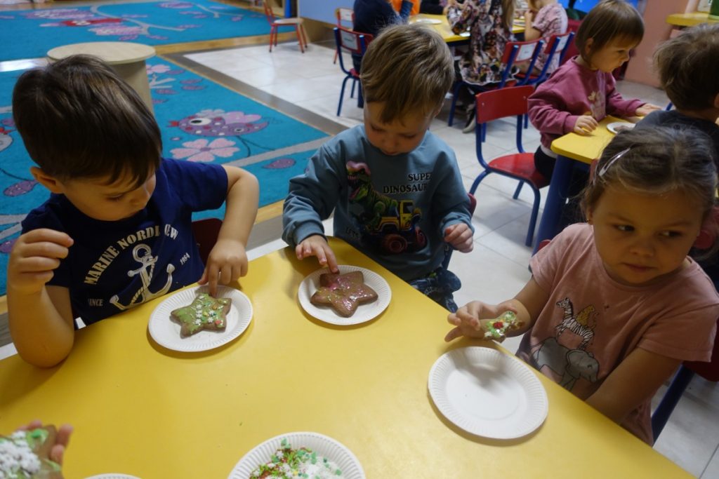 dzieci przy stoliku zjadają pierniczki