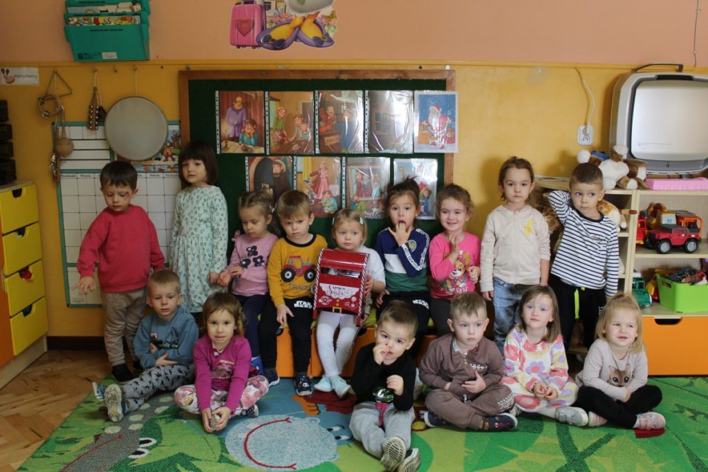 Zdjęcie grupowe dzieci ze skrzynką pcztowa Mikołaja