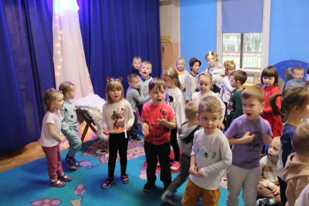 Dzieci tańczą na sali przedszkolnej