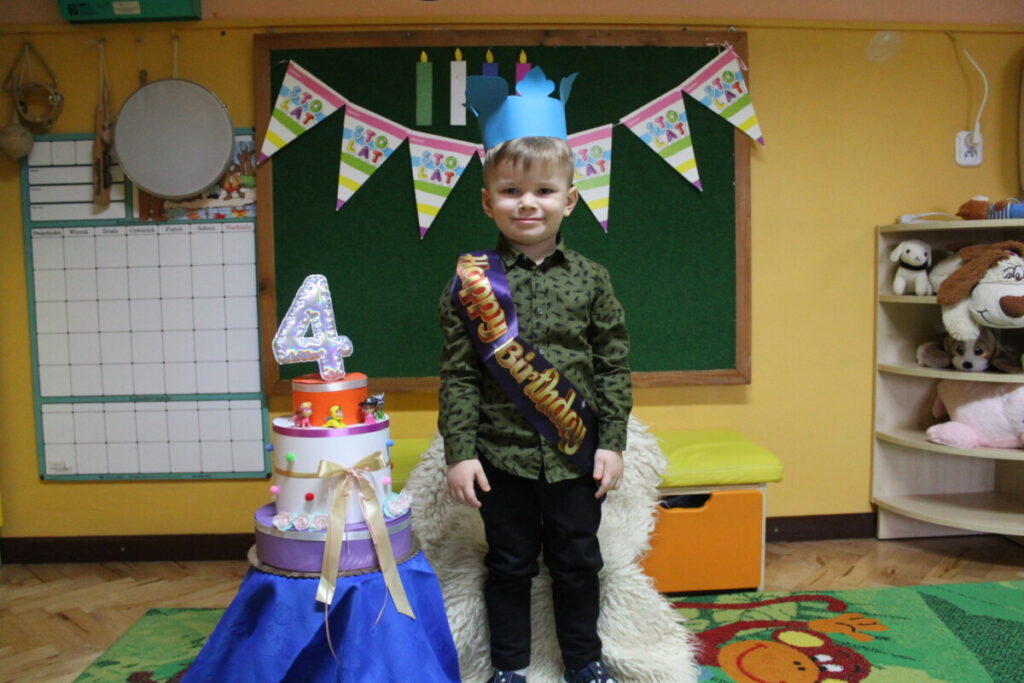 Chłopiec w koronie przy urodzinowym torcie