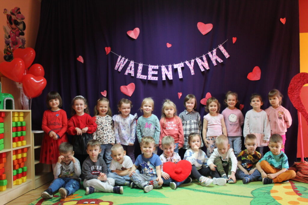 Zdjęcie grupowe dzieci z okazji Walentynek