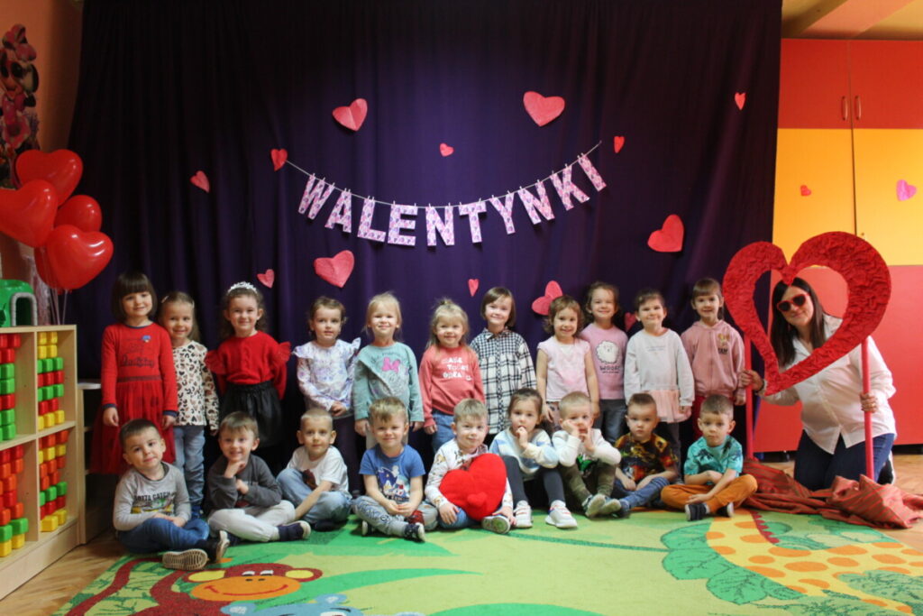 Zdjęcie grupowe dzieci z okazji Walentynek