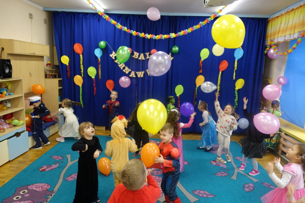 zabawa taneczna dzieci z balonami