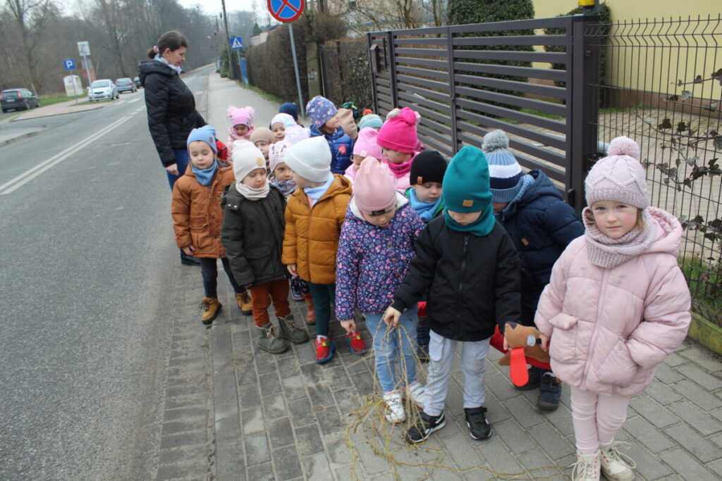 Dzieci stojące w parach na spacerze