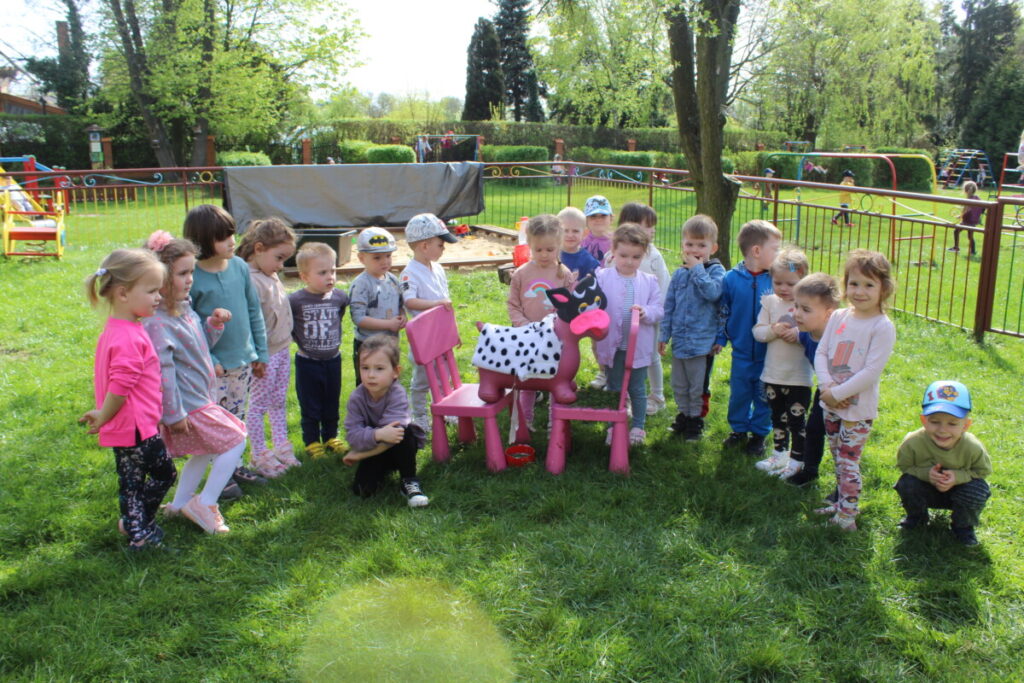 Zdjęcie grupowe dzieci przedszk9olnych na placu zabaw